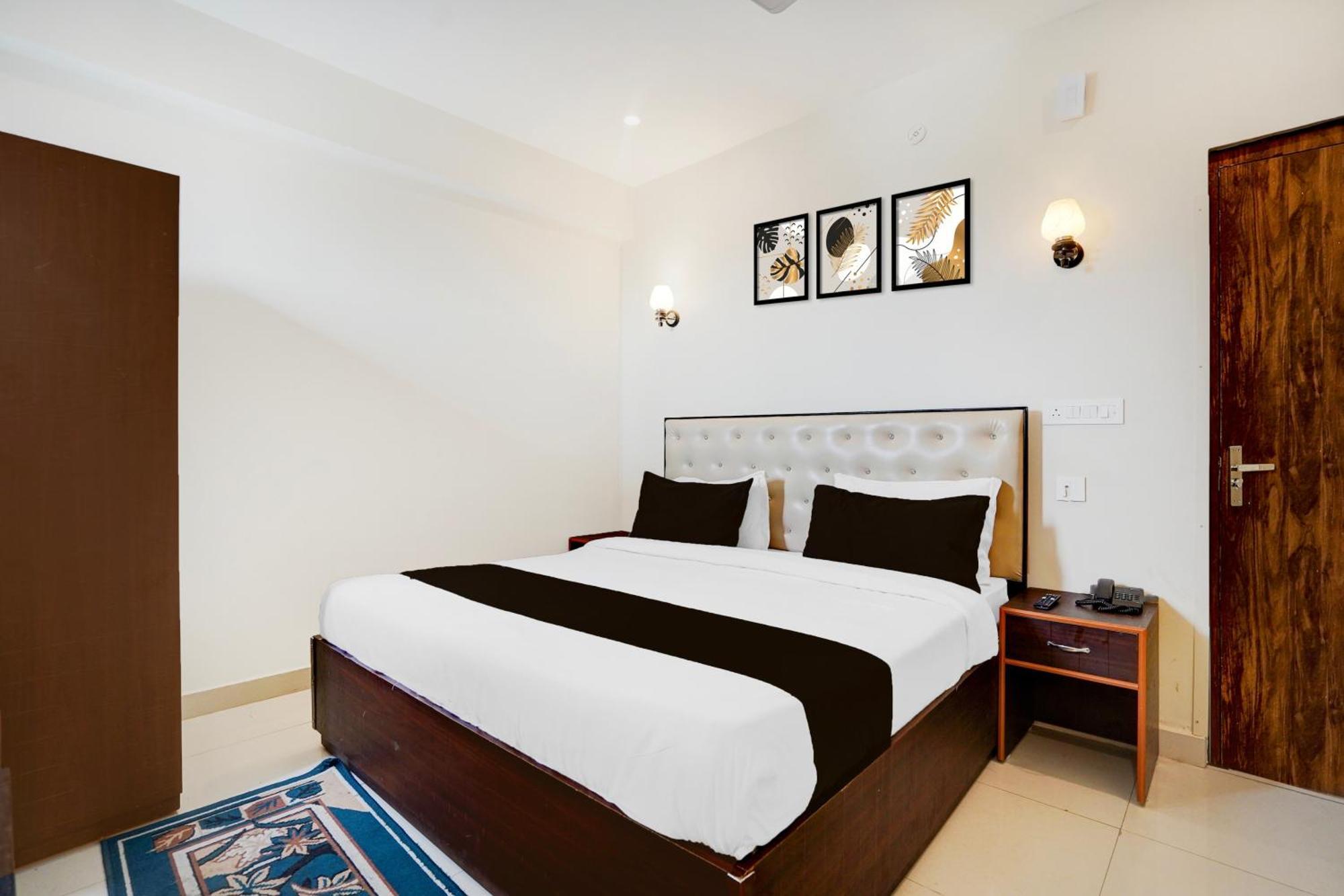 Oyo 83385 Hotel Blue Stone Prayagraj Exterior photo