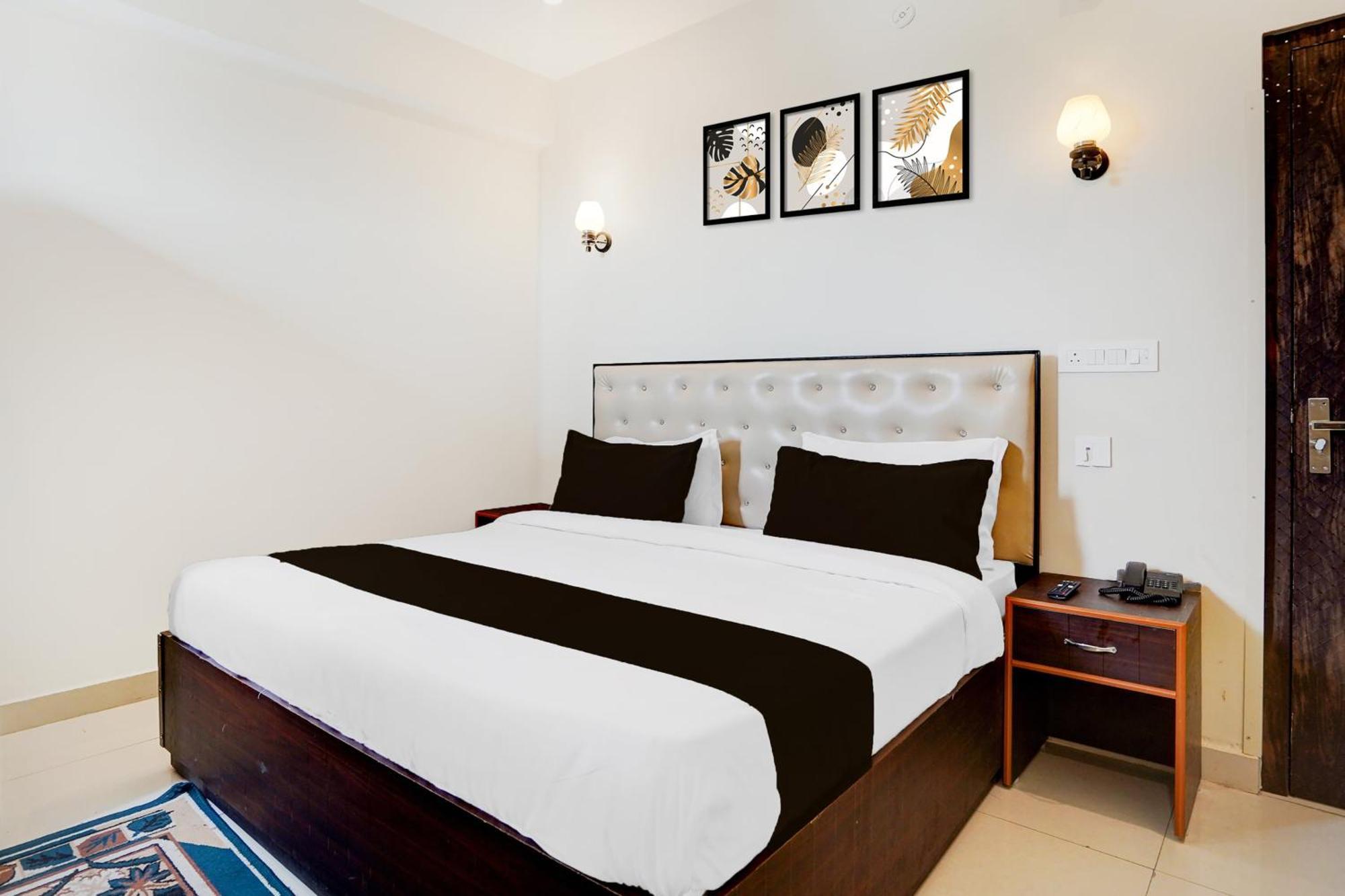 Oyo 83385 Hotel Blue Stone Prayagraj Exterior photo