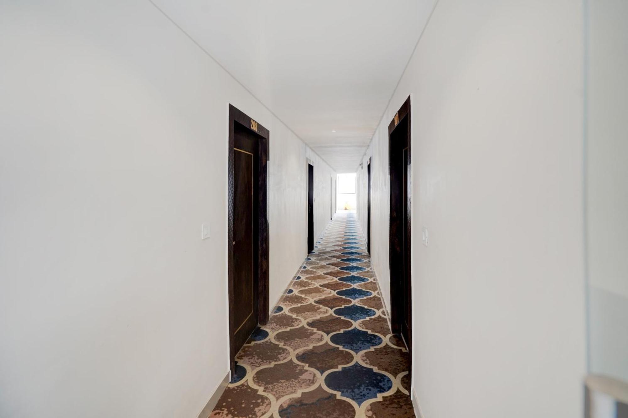 Oyo 83385 Hotel Blue Stone Prayagraj Exterior photo