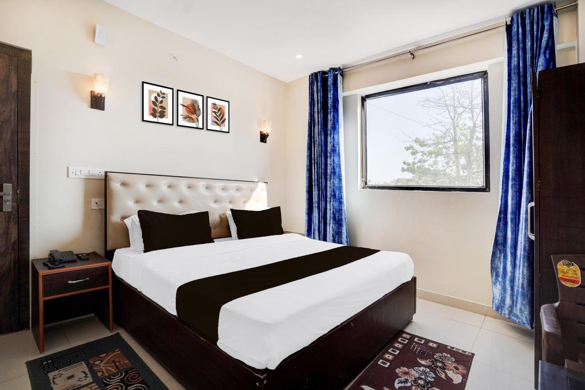 Oyo 83385 Hotel Blue Stone Prayagraj Exterior photo
