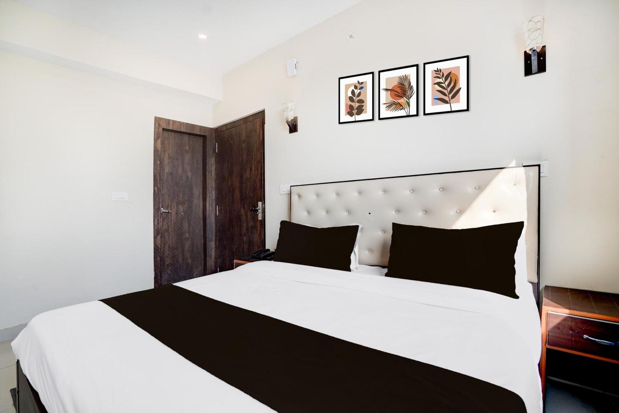 Oyo 83385 Hotel Blue Stone Prayagraj Exterior photo