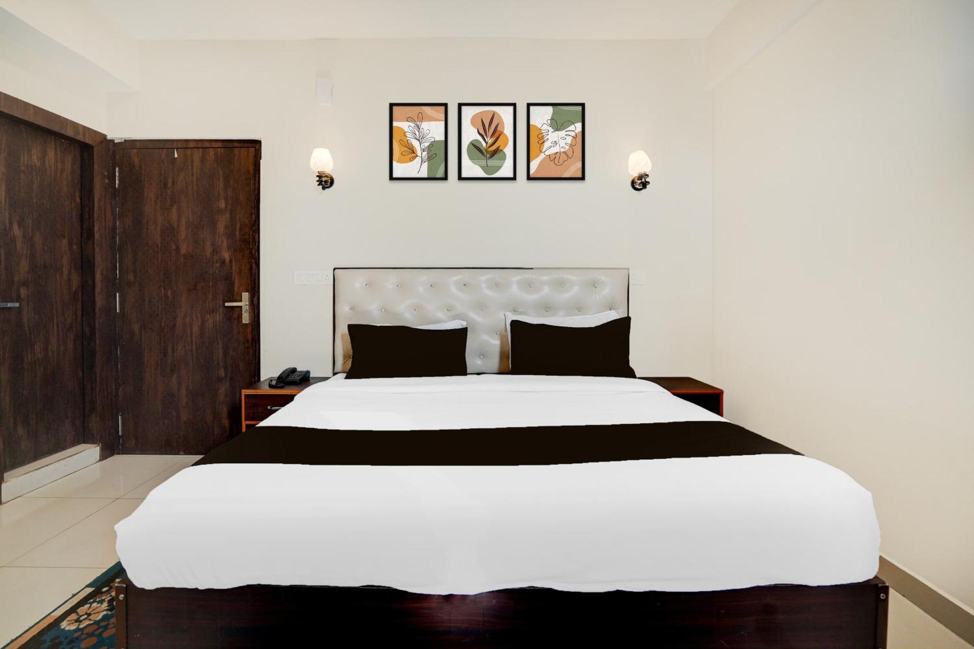 Oyo 83385 Hotel Blue Stone Prayagraj Exterior photo