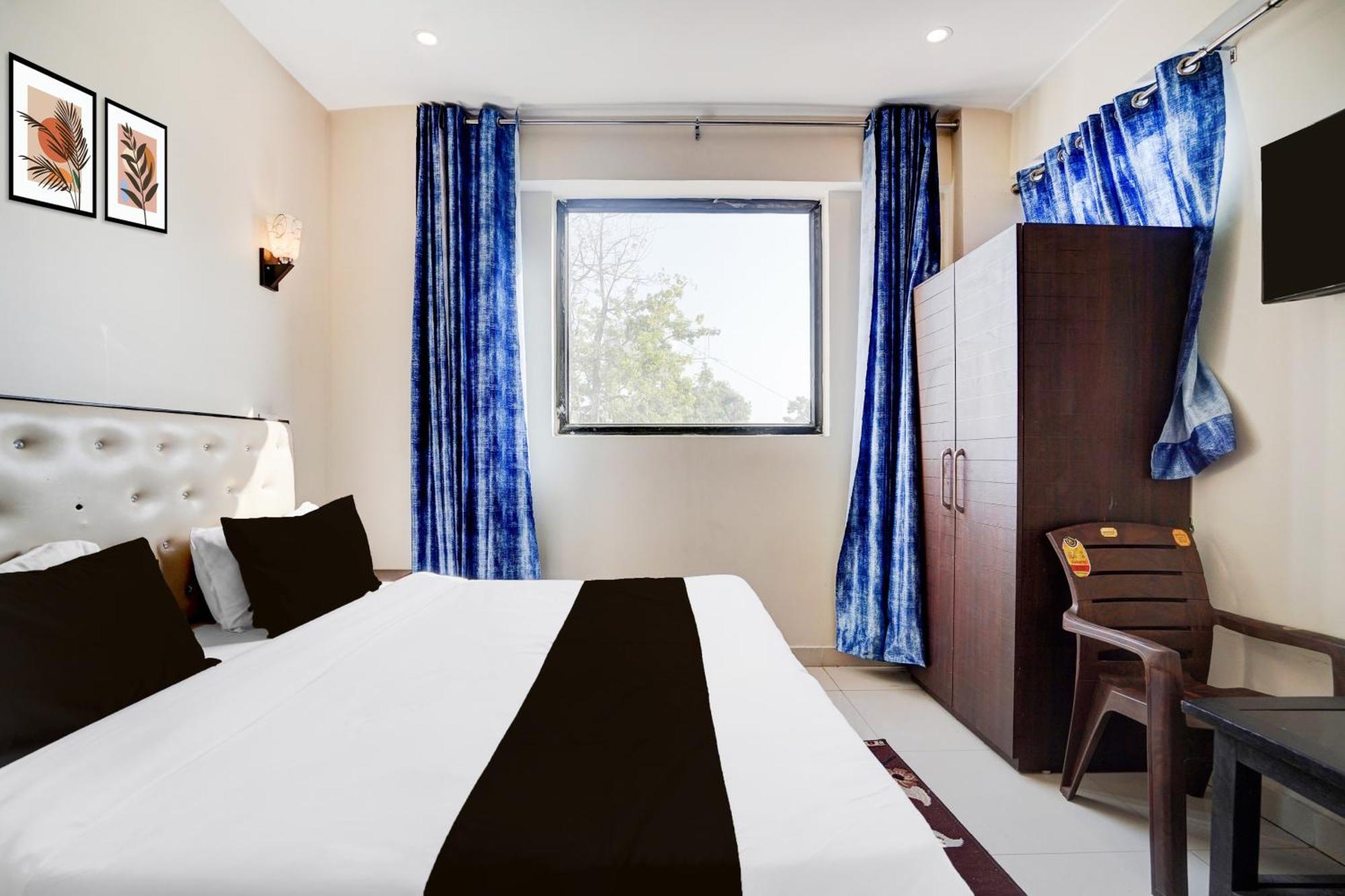 Oyo 83385 Hotel Blue Stone Prayagraj Exterior photo