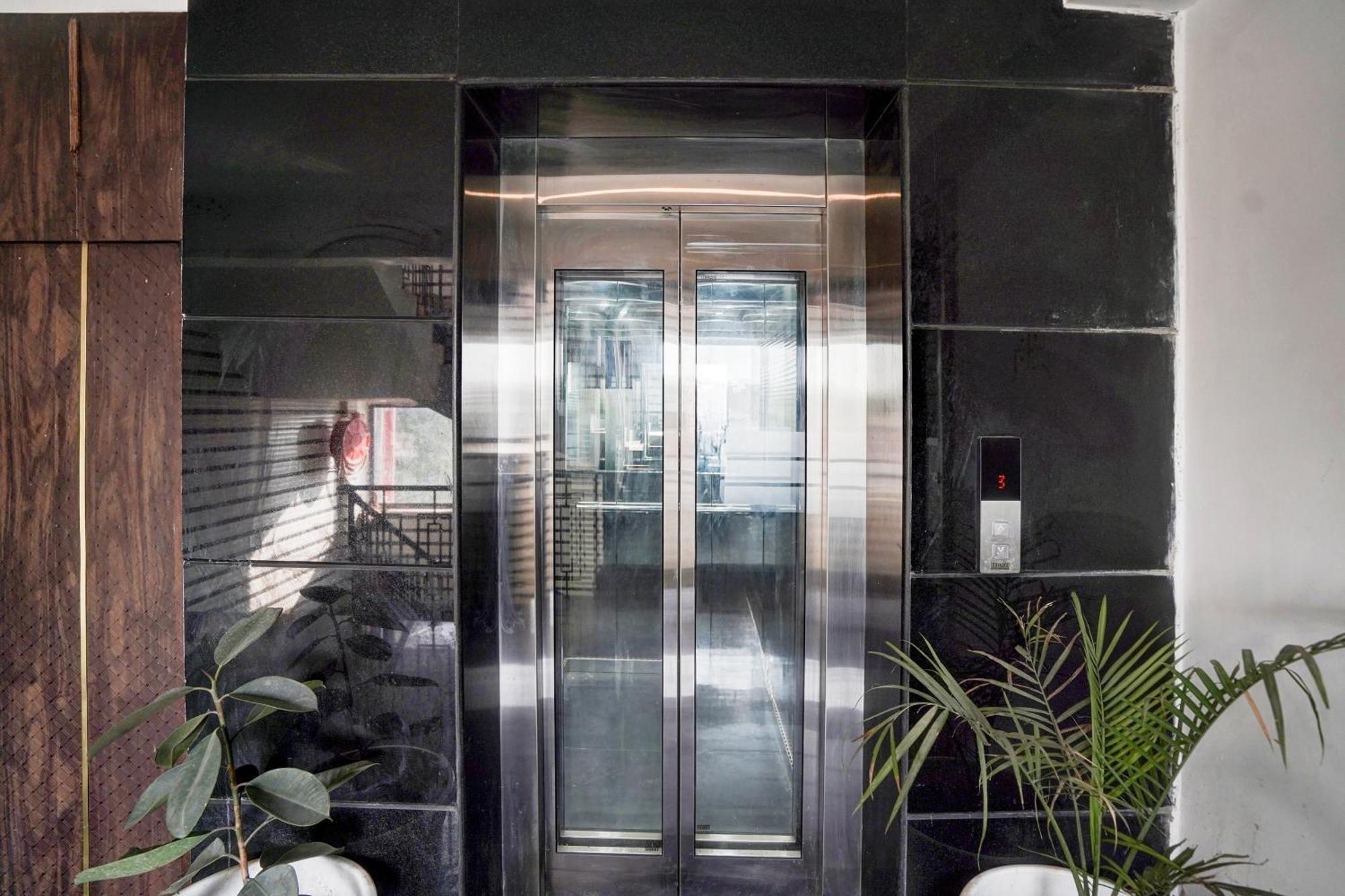 Oyo 83385 Hotel Blue Stone Prayagraj Exterior photo